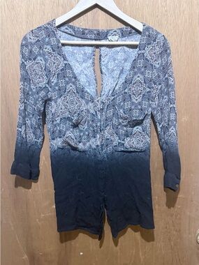 gimmicks by BKE Blue Ombre Printed V-Neck Blouse